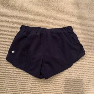 LULULEMON SHORTS SIZE 4 NAVY BLUE 2.5 inseam
